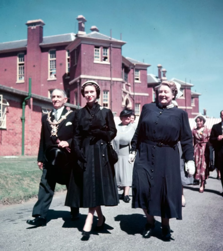 Princess Margaret opens new department 1952 V2.png